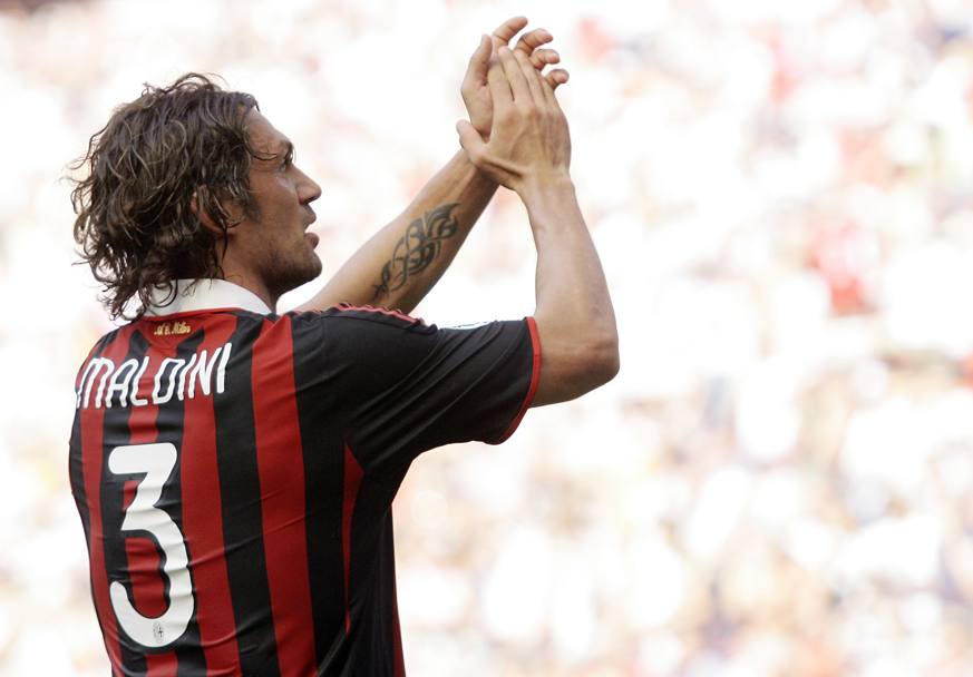 Milano, 24 maggio 2009, Milan-Roma. Paolo Maldini saluta i tifosi, è la sua ultima partita a San Siro dopo l’annuncio del ritiro al termine della stagione (Reuters)